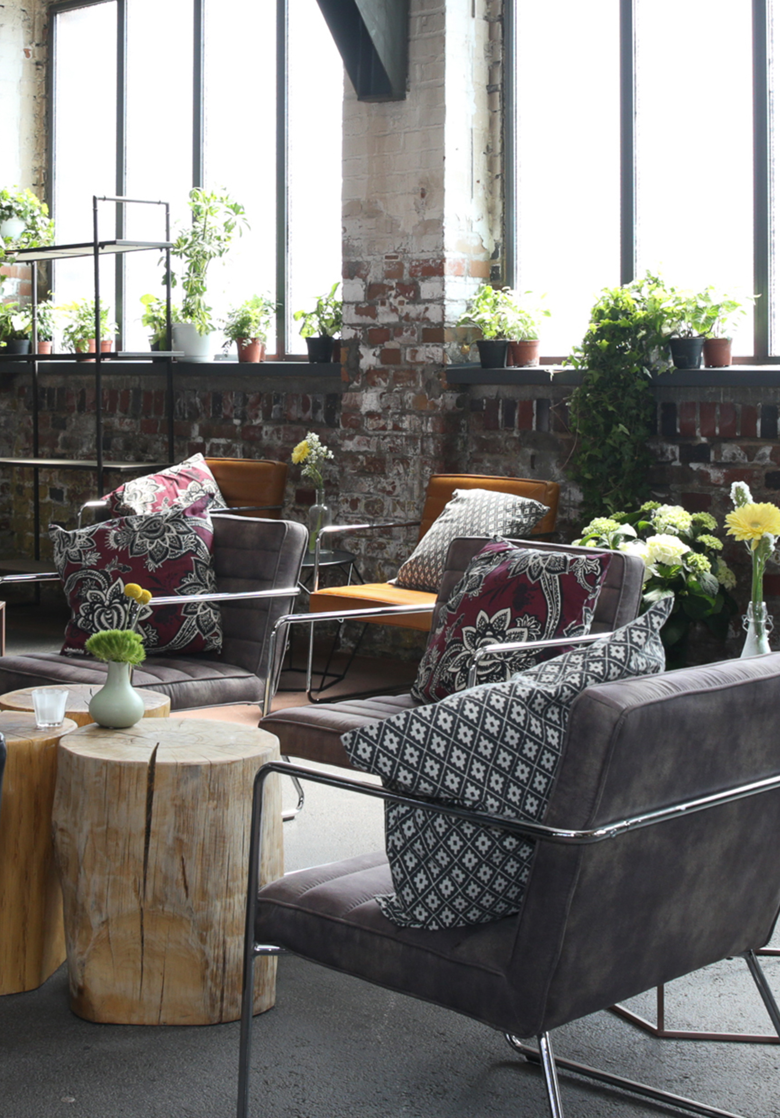 Optovision Jubiläumsveranstaltung Lounge Sessel Holztische Blumenvasen